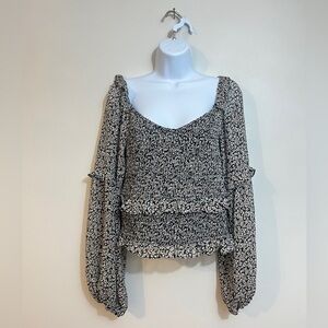 ASTR Black and White Floral Cropped Blouse Medium Feminine Long Sleeve Smocked